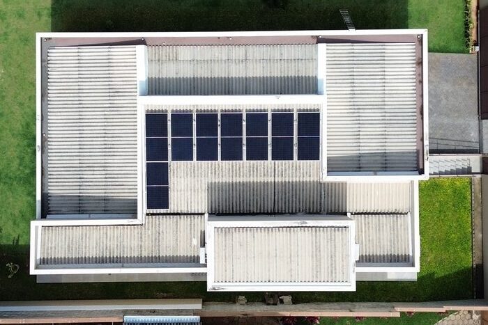 Sistema de energia solar instalado em residência em Jundiaí pela Neutech