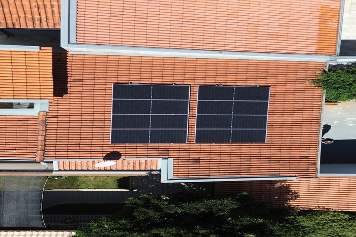 Sistema de energia solar instalado em residência em Jundiaí pela Neutech